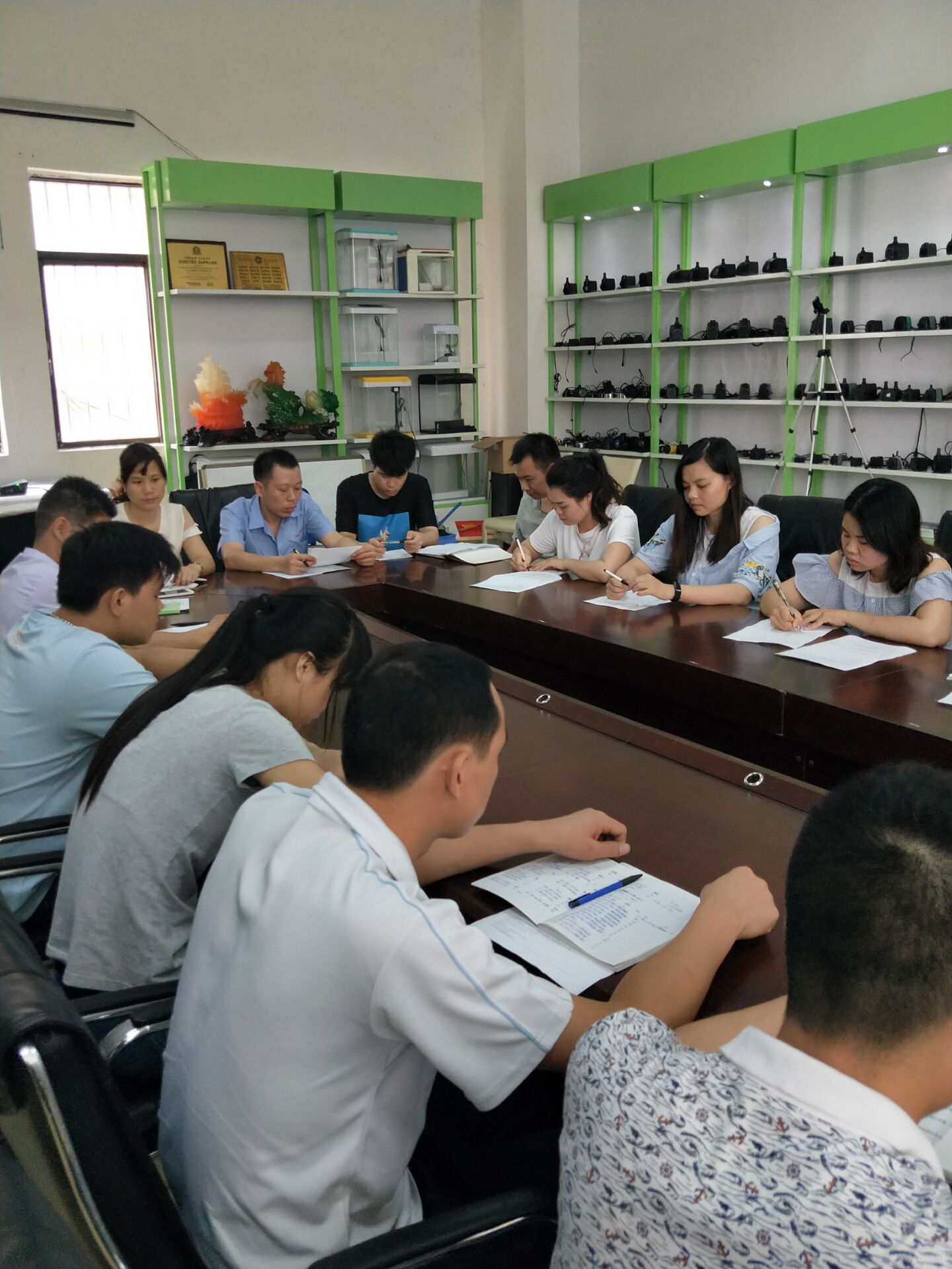 公司员工参加培训   ，相互学习   ，共同进步  。

